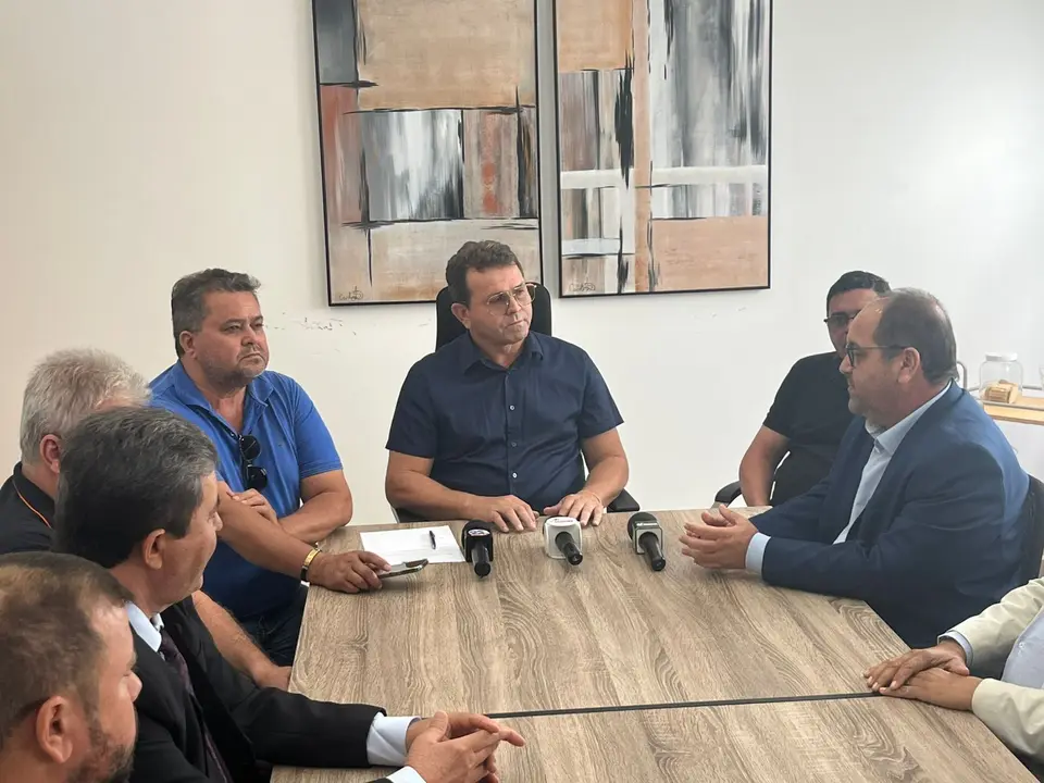 Vereadores prestigiam assinatura da ordem de serviço para obras de calçamento em Sumé