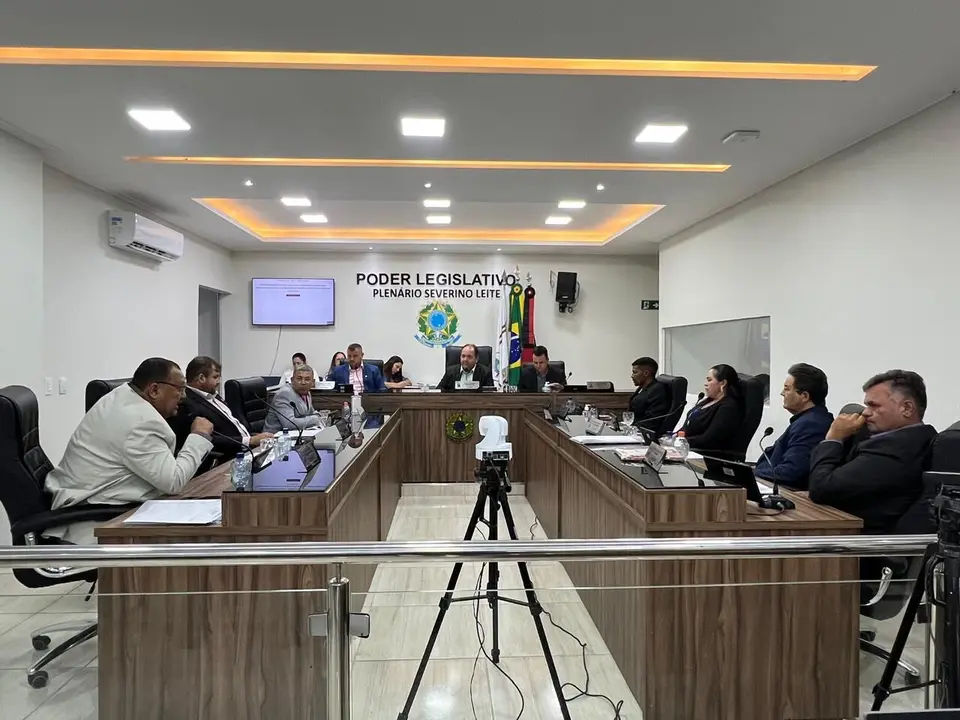 Câmara de Sumé realiza sessão com aprovação de projetos, homenagens ao esporte e valorização dos servidores efetivos do Poder Legislativo