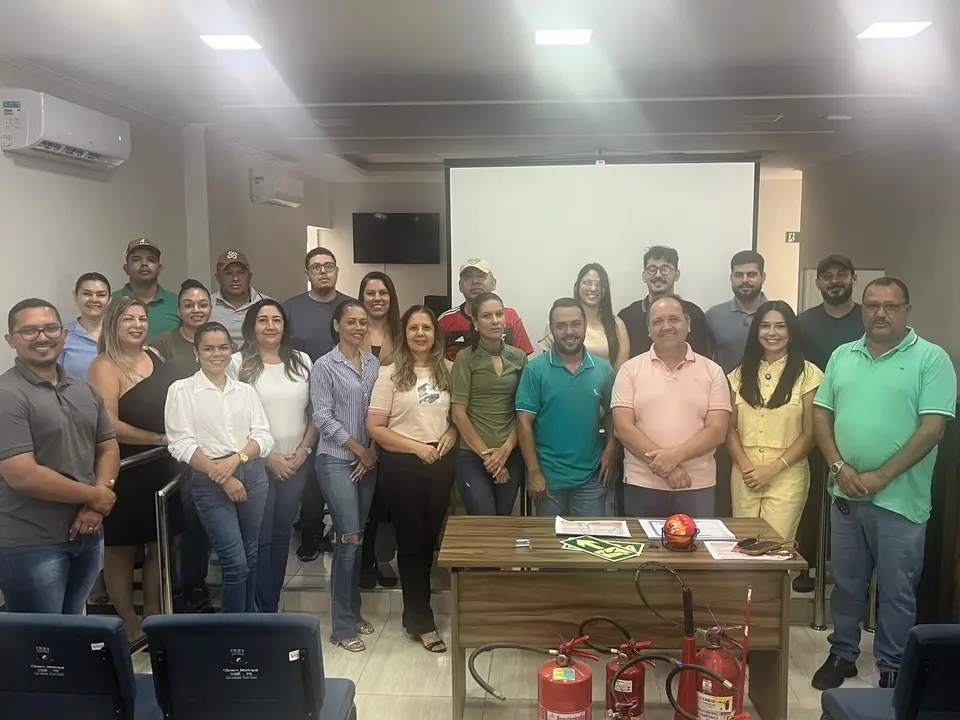 Câmara Municipal de Sumé promove capacitação sobre proteção contra incêndio e realiza entrega de fardamentos e EPIs