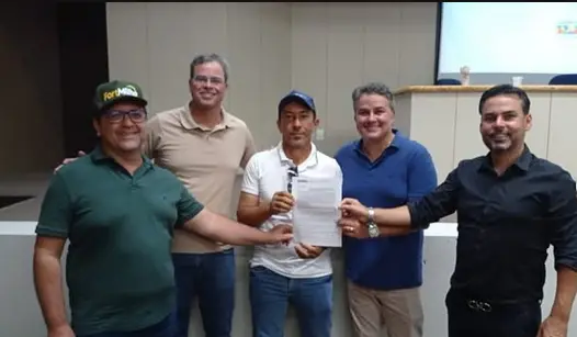 Jeffeson Menezes acompanha lideranças de Sumé em entrega de maquinários agrícolas na capital