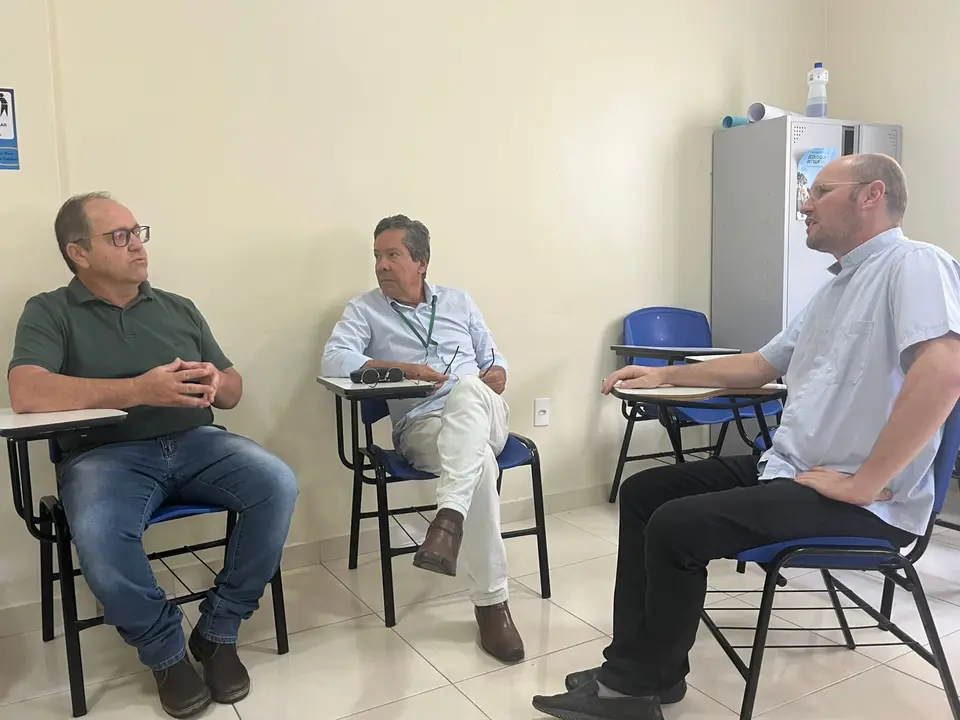 Presidente da Câmara de Sumé participa de reunião sobre restauração da capela do Assentamento Feijão