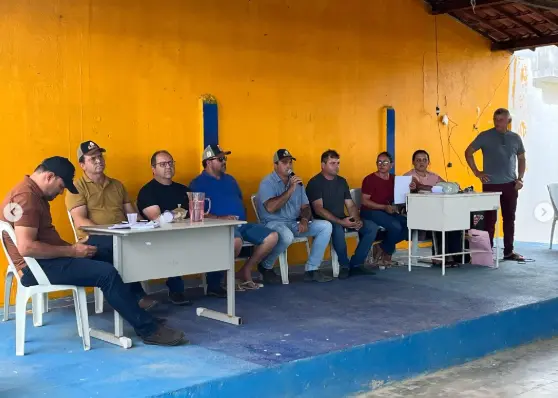 Presidente do Legislativo, Jeffeson Menezes, participa de reunião ao lado do prefeito, vereadores e secretários