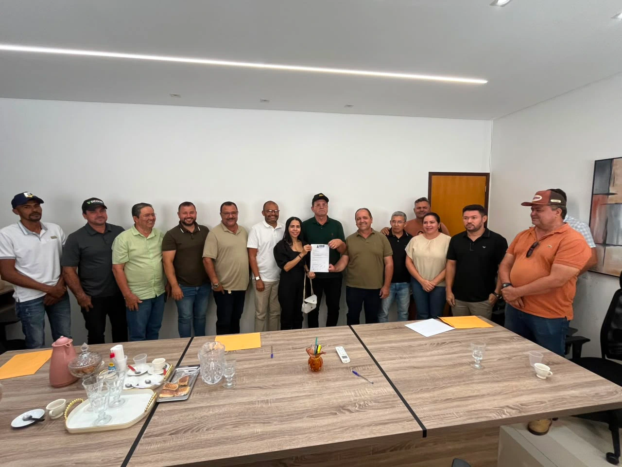 Vereadores participam da assinatura da ordem de serviço para construção de 25 novas casas populares em Sumé